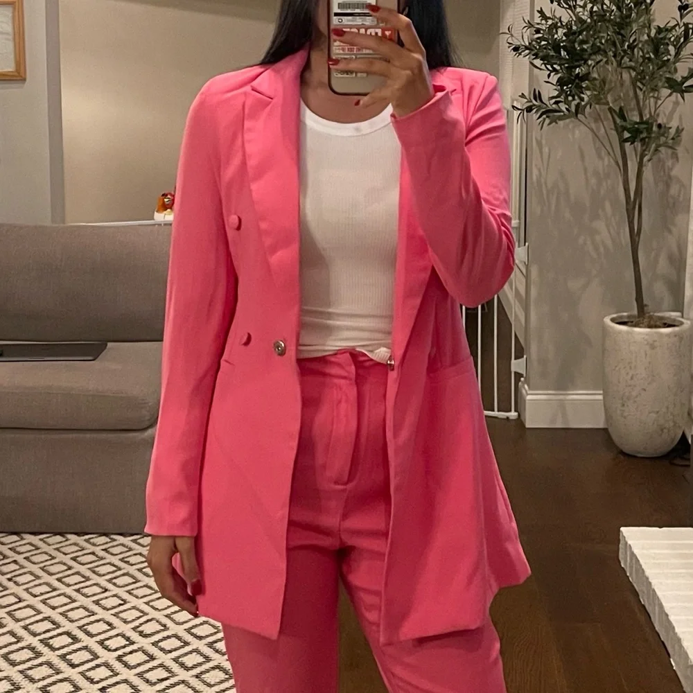 Pink suit - Picture 2 of 2